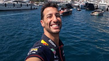 Formule 1-coureur Daniel Ricciardo verschijnt op de grid met peperduur horloge om zijn pols