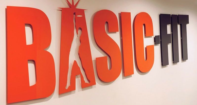 Wat is het vermogen van René Moos, de oprichter van Basic-Fit?