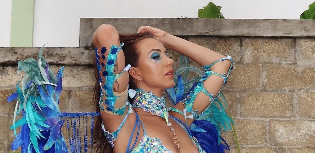 Sophie Milzink dans erop los in Barbados in minuscuul glitterpakje