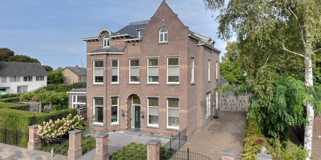 Funda droomwoning: villa in Breda beschikt over een zwembad, gym en ondergronds squash- en basketbalveld