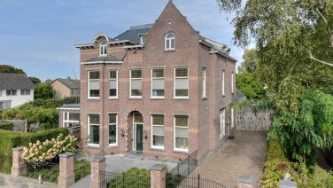 Funda droomwoning: villa in Breda beschikt over een zwembad, gym en ondergronds squash- en basketbalveld