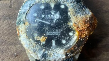 Man vindt Rolex die al 5 jaar op de bodem van de zee lag, en hij functioneert nog steeds