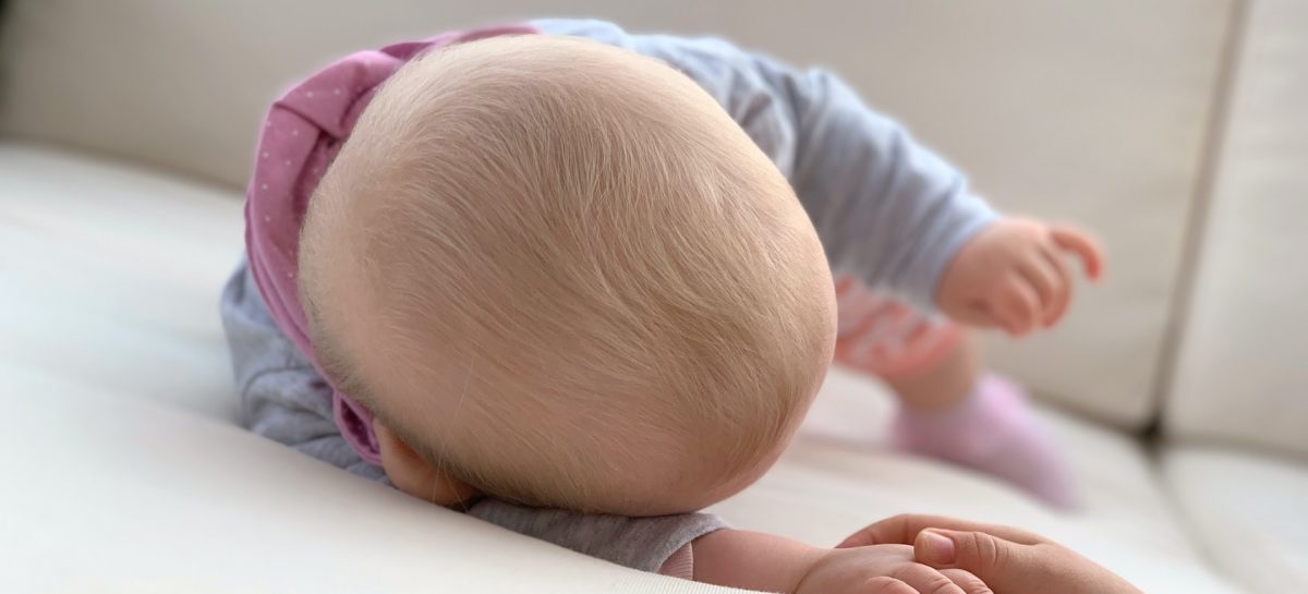 Wanneer begint een baby normaal gesproken met kruipen?