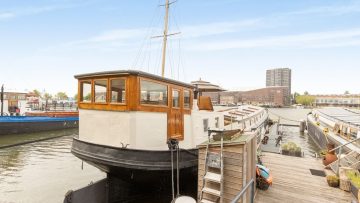 Funda parel: prachtige woonboot op toplocatie in Amsterdam staat nu te koop