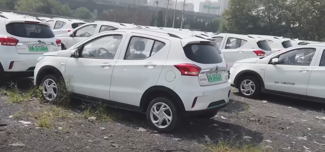 Reusachtig ‘autokerkhof’ in China bewijst hét probleem van de elektrische auto-industrie