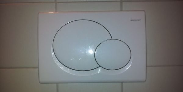 Wat is het exacte verschil tussen de grote en de kleine knop op de wc?