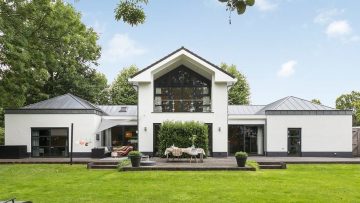 De oogverblindende villa van Jochem van Gelder in Beneden-Leeuwen staat nu te koop op Funda