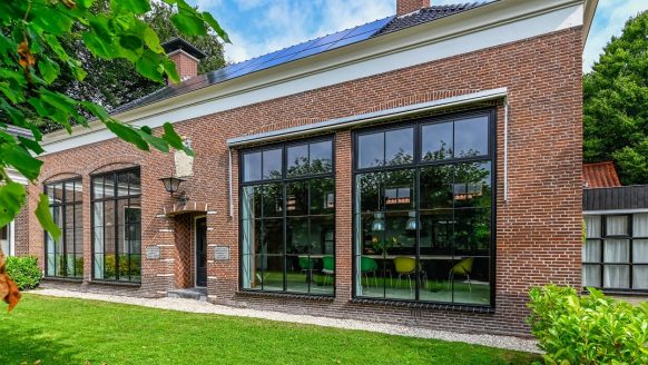 Buitenkans op Funda: oud basisschooltje in Friesland omgetoverd tot prachtig woonhuis