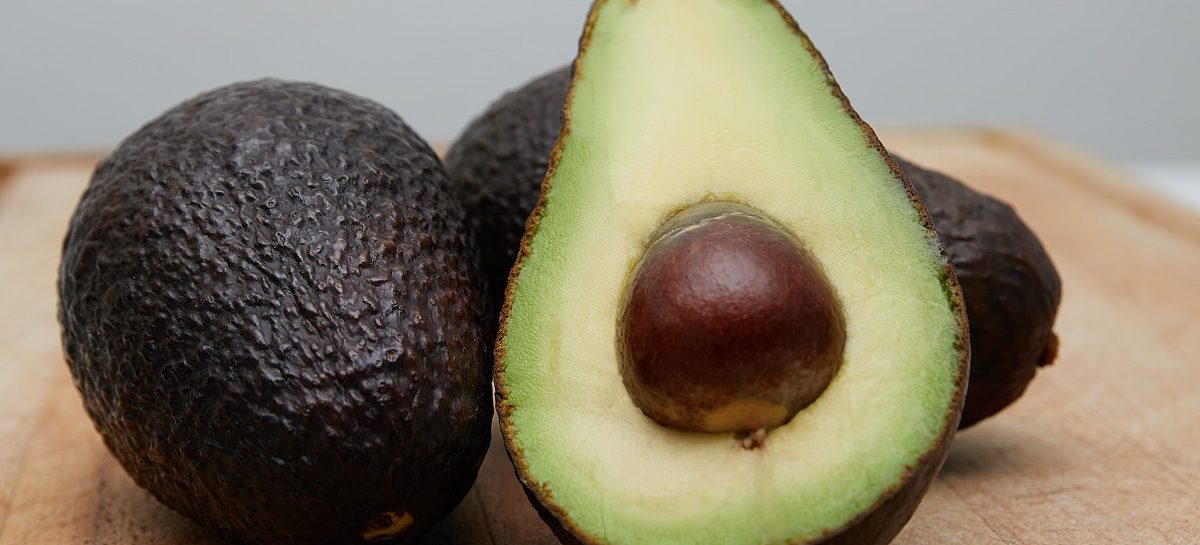 Met deze vreemde truc zorg je ervoor dat een rijpe avocado niet bruin wordt als je hem bewaart