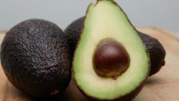 Met deze vreemde truc zorg je ervoor dat een rijpe avocado niet bruin wordt als je hem bewaart