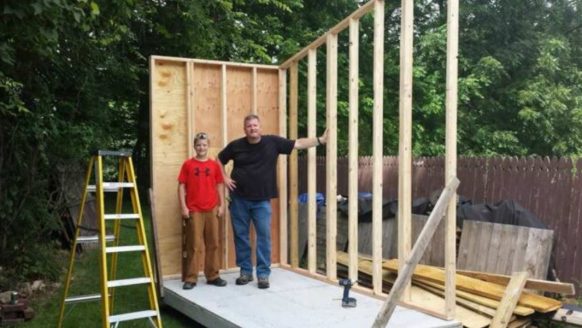 Handig 13-jarig jochie bouwt met $1.500 een tiny house in de achtertuin