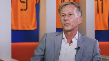 Wat is het salaris van Andries Jonker, bondscoach van de Oranje Leeuwinnen?