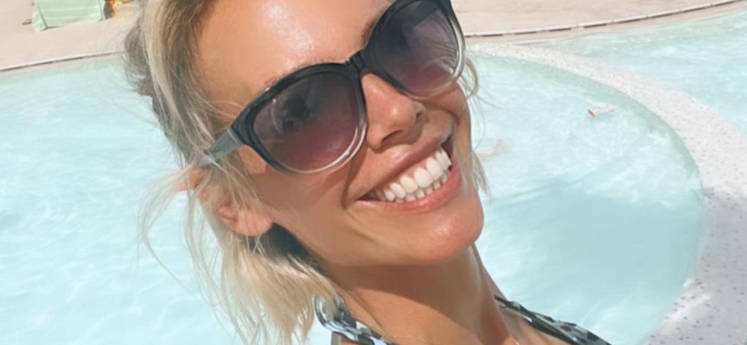 Foto: Nicolette Kluijver showt killerbody tijdens poolparty op zonnig vakantieoord