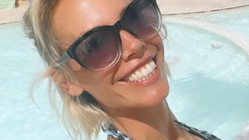 Foto: Nicolette Kluijver showt killerbody tijdens poolparty op zonnig vakantieoord