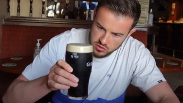 Man deelt lifehack met Guiness-biertje en gaat wereldwijd viral
