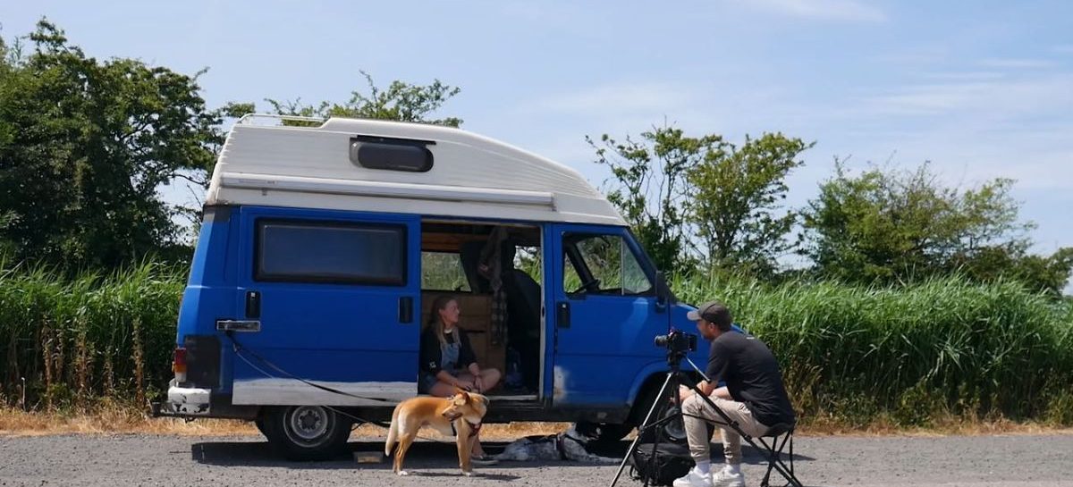 Nederlandse leeft haar beste leven in een zelfgebouwde bus van slechts € 1.500