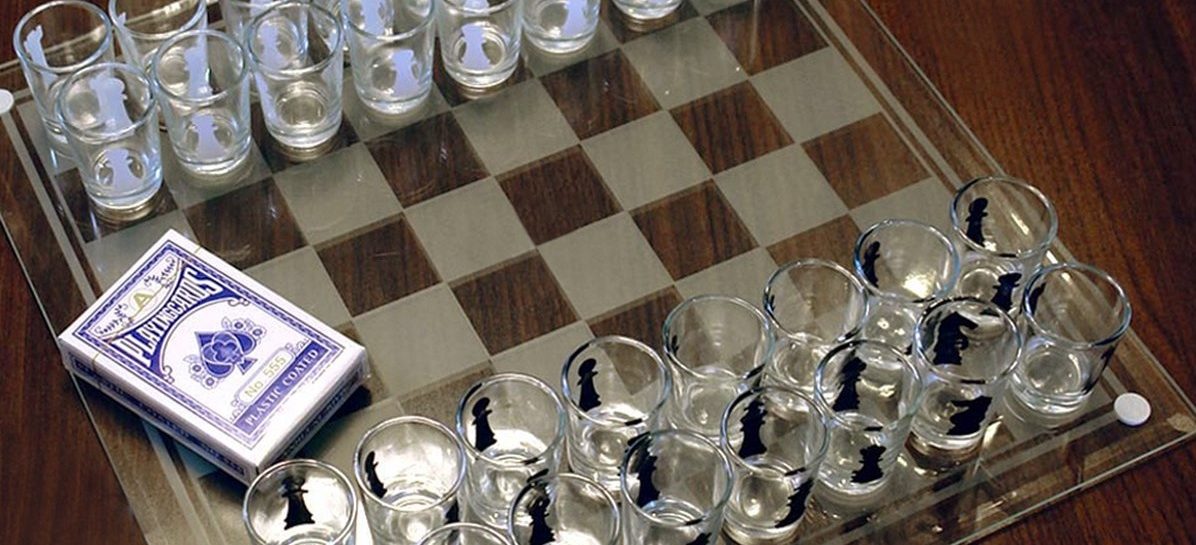 Dit schaakbord met shotglaasjes wordt hét #1 spel van jouw vriendengroep
