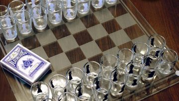Dit schaakbord met shotglaasjes wordt hét #1 spel van jouw vriendengroep