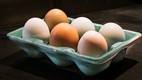 Moet je eieren in de koelkast bewaren of daarbuiten?