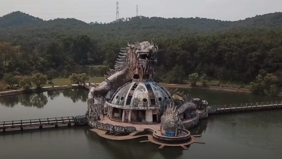 ‘Het grootste verlaten waterpark ter wereld’ lijkt regelrecht uit een griezelfilm te komen