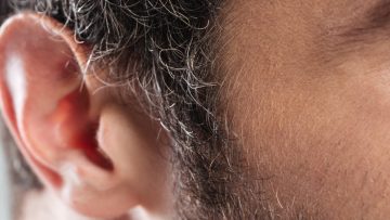 Waarom doet je oor soms pijn als je wakker wordt?