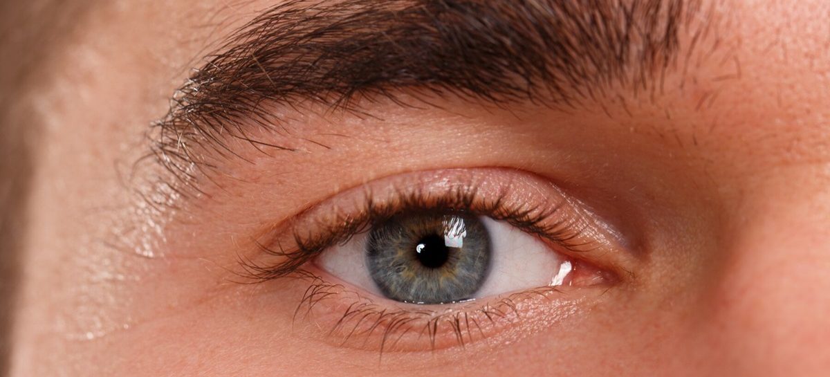Waarom trilt mijn ooglid zo erg? 6 mogelijke redenen