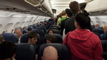 Stewardessen: “Deze 13 dingen moet je nooit doen in een vliegtuig!”