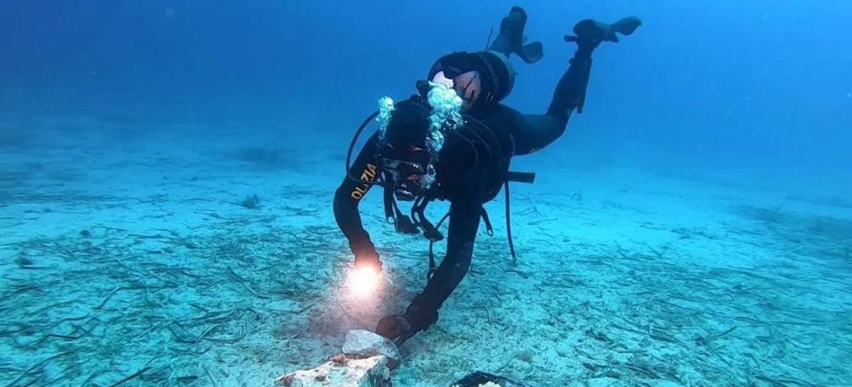 Duikers vinden 8.000 jaar oude voorwerpen op de bodem van de oceaan