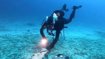 Duikers vinden 8.000 jaar oude voorwerpen op de bodem van de oceaan