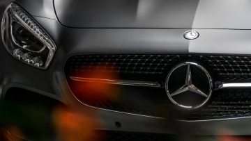 Vrijheid is een volgentankte Mercedes…. met verzekering!