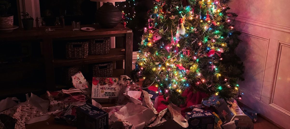 3-jarige pakt stiekem in de nacht alle kerstcadeaus uit en laat ravage achter