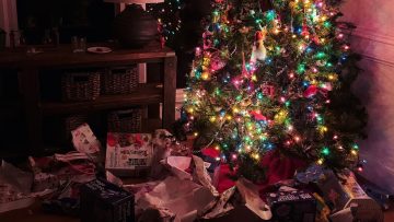3-jarige pakt stiekem in de nacht alle kerstcadeaus uit en laat ravage achter