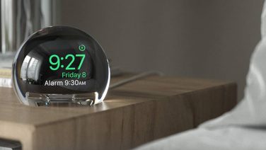 Deze geniale oplader tovert je Apple Watch om tot een wekker