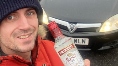 Jack zweert bij zijn lifehack tegen bevroren autoruiten: gebruik wodka