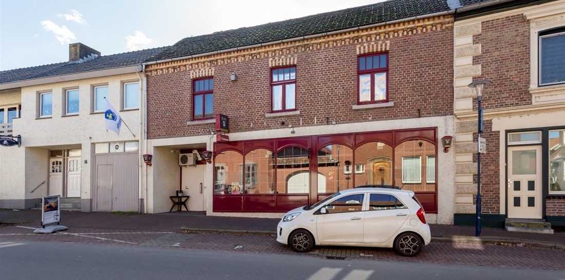 Mannendroom op Funda: woning met bruin café (incl. kegelbaan, darts en pooltafels) te koop voor €250.000