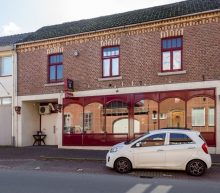 Mannendroom op Funda: woning met bruin café (incl. kegelbaan, darts en pooltafels) te koop voor €250.000