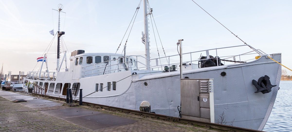 De voormalige woonboot van Douwe Bob staat te koop Funda