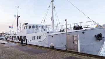 De voormalige woonboot van Douwe Bob staat te koop Funda