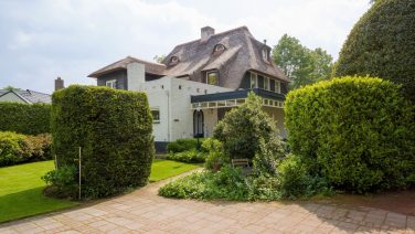 Rondleiding: PSV-voetballer Noa Lang kocht deze prachtige villa
