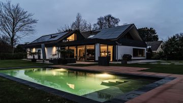 Funda parel: superstrakke villa met energielabel A+, zwembad en eigen bar in de achtertuin