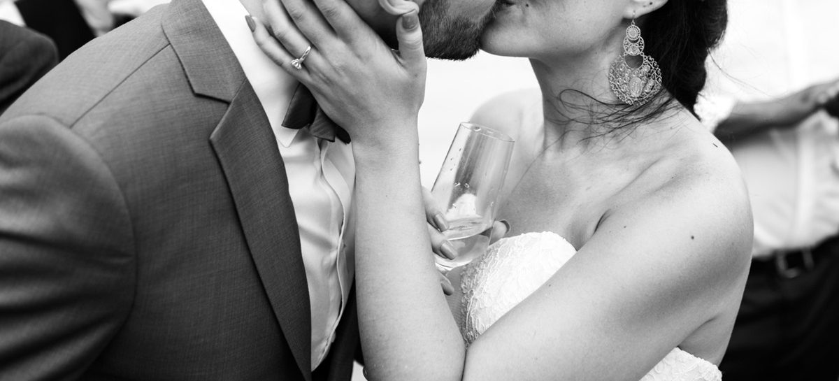Man radeloos nadat hij zijn vrouw vreemd ziet gaan op hun bruiloft: “Ik overweeg een scheiding”