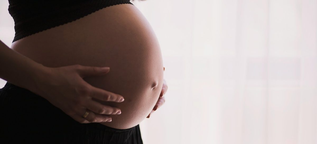 Wat is de gemiddelde leeftijd waarop vrouwen voor het eerst zwanger worden?