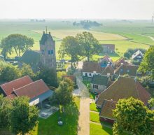 Vriendengroep-droom: dorp in Friesland staat te koop op Funda voor €1.550.000