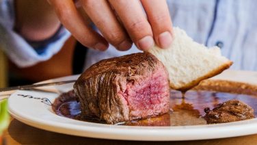 Zo maak je zelf de overheerlijke biefstuk van Loetje in 5 stappen
