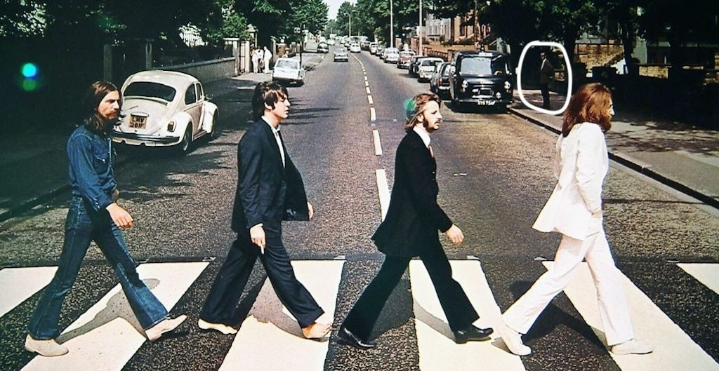 De #1 photobomb: Paul ontdekte dat hij op de albomcover van The Beatles staat