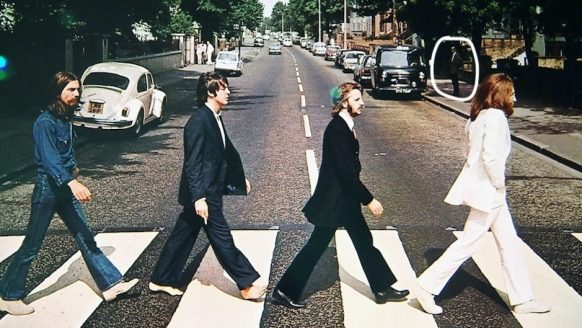 De #1 photobomb: Paul ontdekte dat hij op de albomcover van The Beatles staat