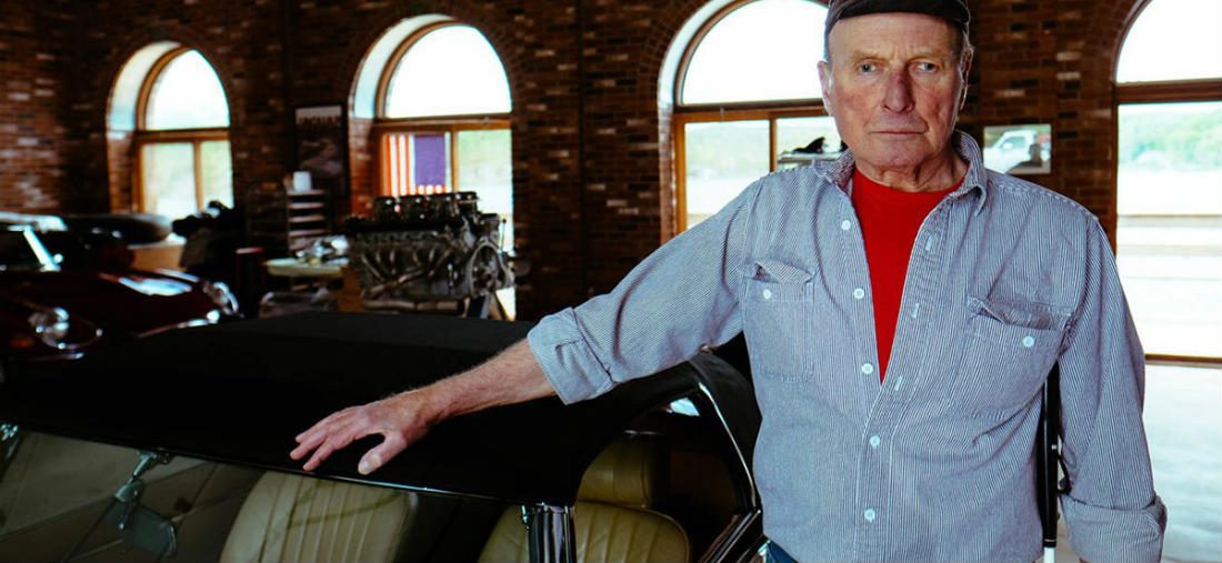 De 73 jarige Stewart Jones restaureert vintage Jaguars. En hij is blind.