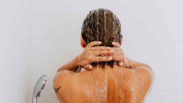 De logische reden waarom vrouwen vaak warmer douchen dan mannen