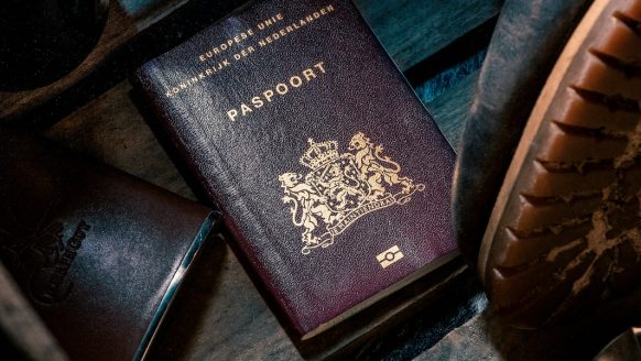 Sinds januari 2024 is dubbele achternaam in paspoort mogelijk: gaan we dit wel doen of niet?