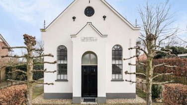 De speciale kerkwoning van Ellie Lust staat nu te koop op Funda voor €569.500,-